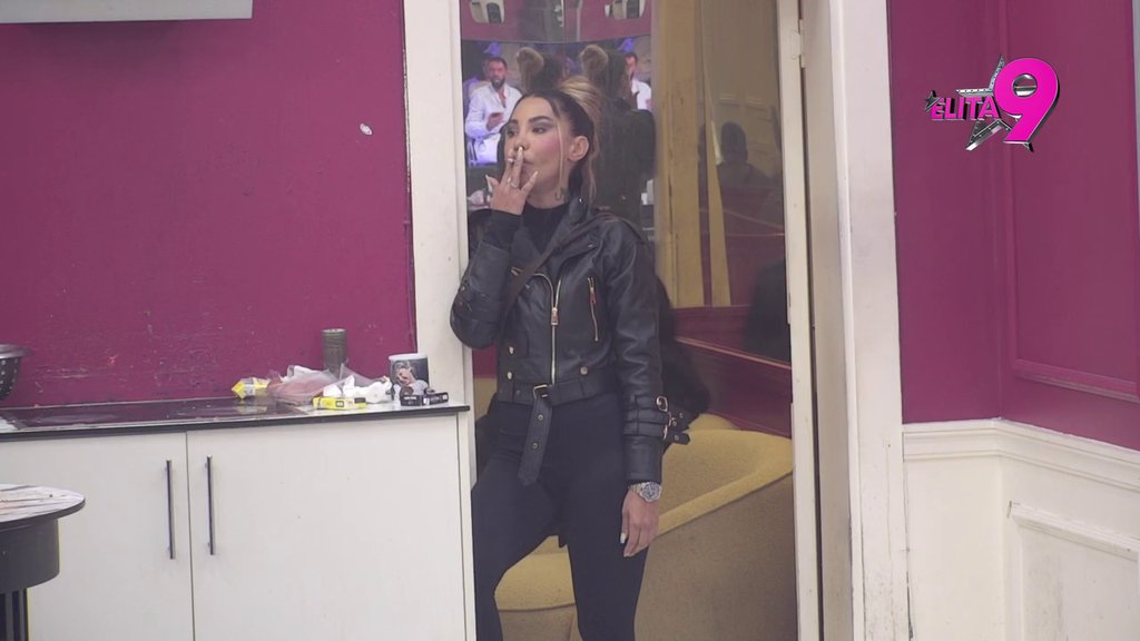 Ne bira sredstva da je iskompleksira: Anita razvezala jezik i urnisala Aneli! (VIDEO)