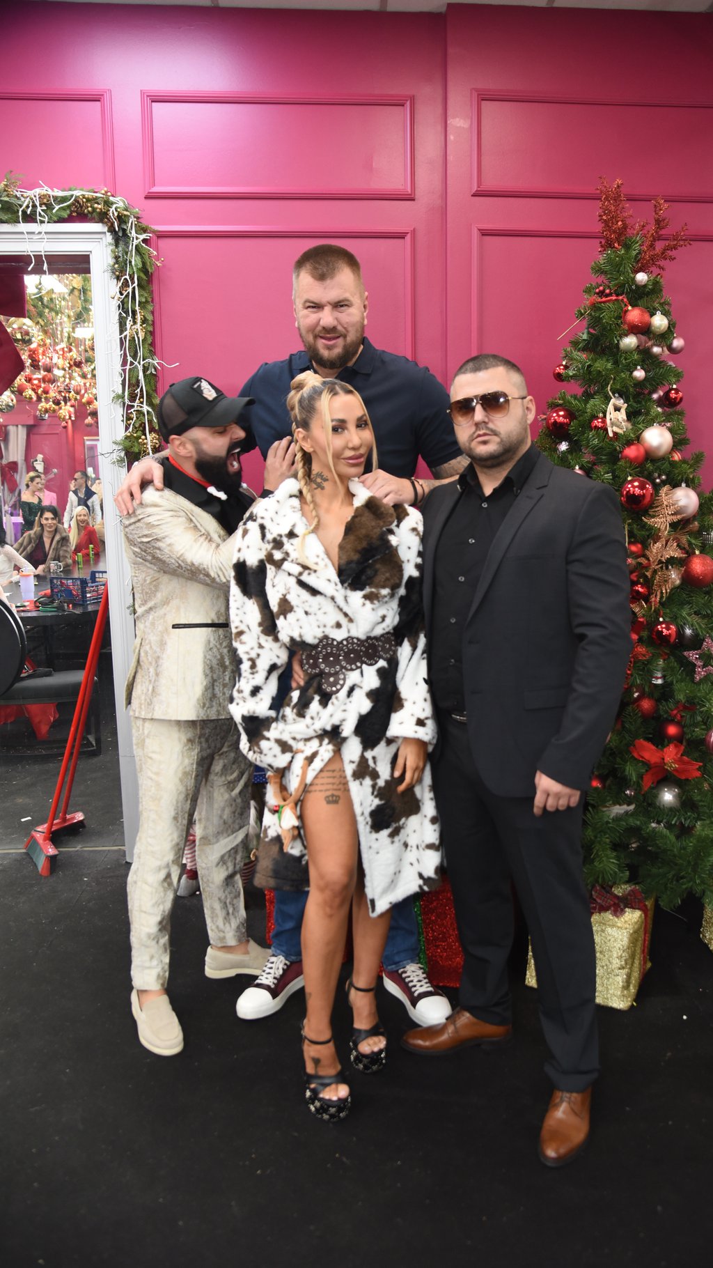 ANELINI ANĐELI! Gospodarica prstenova okupila bivše: Ahmićeva razvukla osmeh kraj Asmina, Luke i Janjuša! (FOTO)