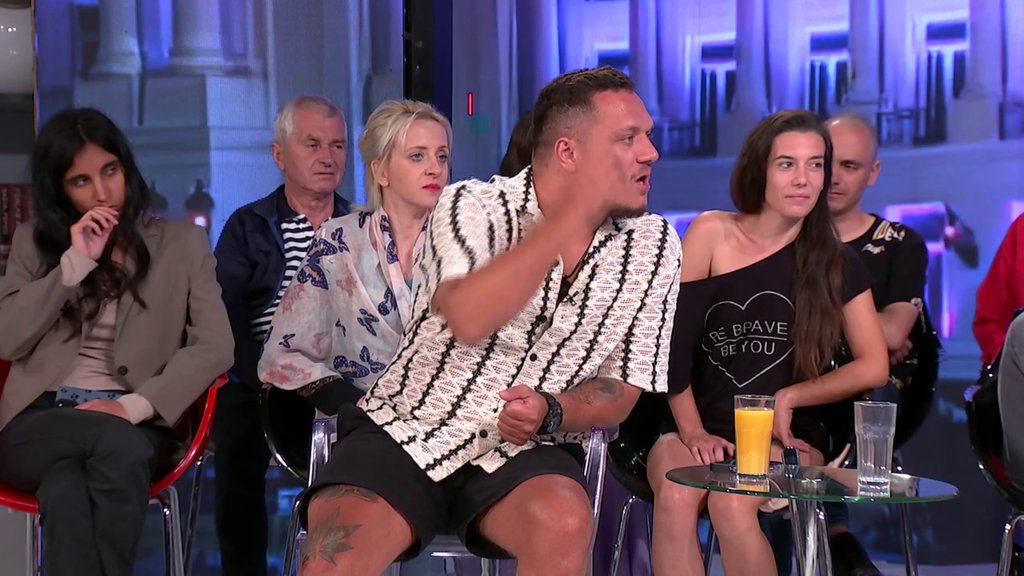 AU! Gledalac udario na Anđelu i njene roditelje: Evo kako je Gastoz reagovao na tvrdnje da otac i majka FORSIRAJU NJENO UČEŠĆE U RIJALITIJU (VIDEO)