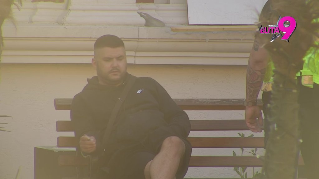 TI SI UNIŠTENA I SPALJENA, NIKADA NEĆEŠ BITI STANIJA: Asmin uključio vređalicu, ne štedi Maju na rečima! (VIDEO)