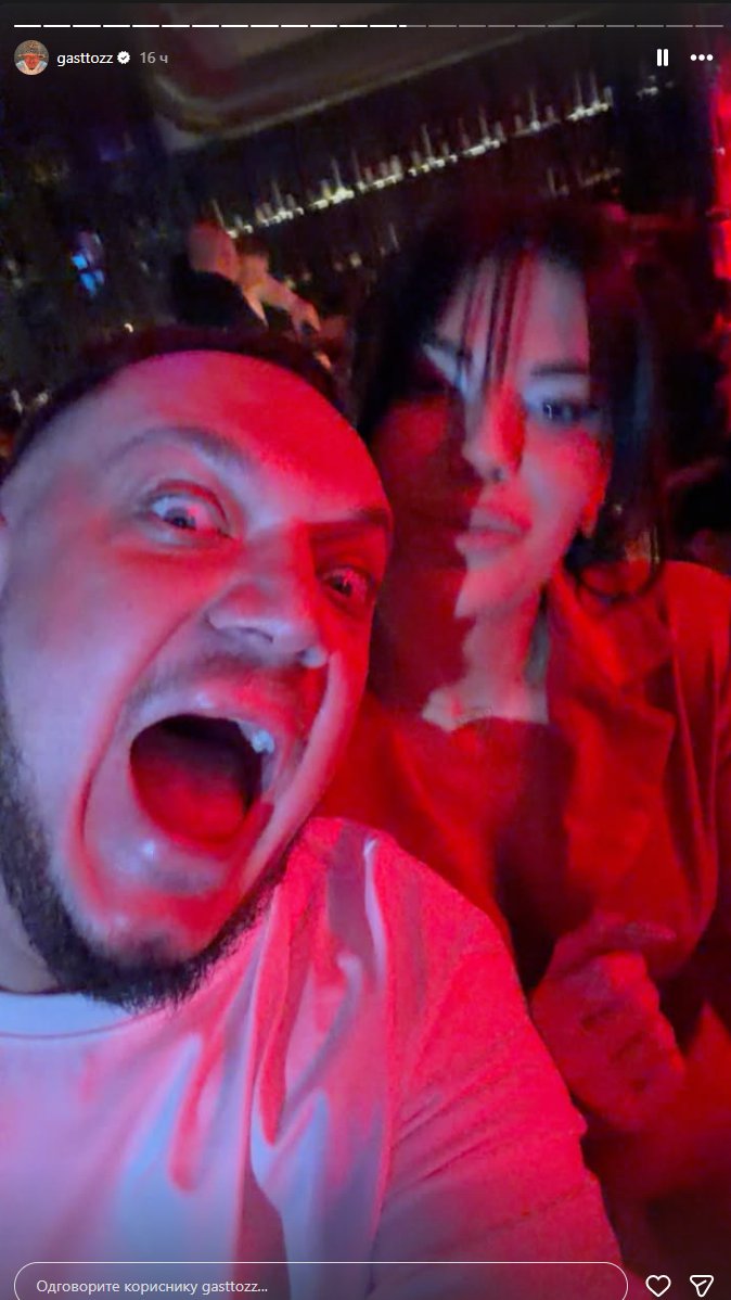 VRELI POLJUPCI I DODIRI ISPOD STOLA: Gastoz sija u prisustvu prelepe pevačice koja večeras ulazi u Elitu,