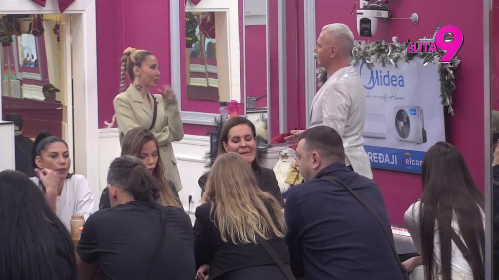 Od karambola napravila sprdnju: Aneli obesmislila epski haos sa Lukom, preko noći zaobravila na jeziv sukob! (VIDEO)