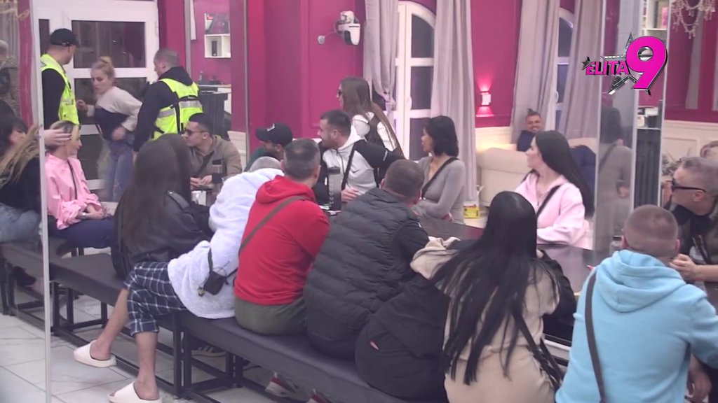 PLJUŠTI PREKO CRNOG STOLA! Advokatica ispolivala Saru i Minu, obezbeđenje uletelo munjevitom brzinom! (VIDEO)