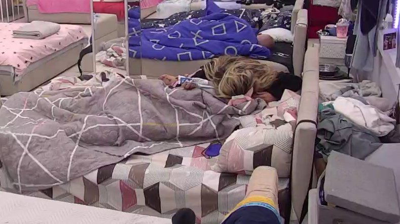 Nikad lepše dočekao jutro: Aneli probudila Luku vrelim poljupcima, on ne može da joj odoli! (VIDEO)