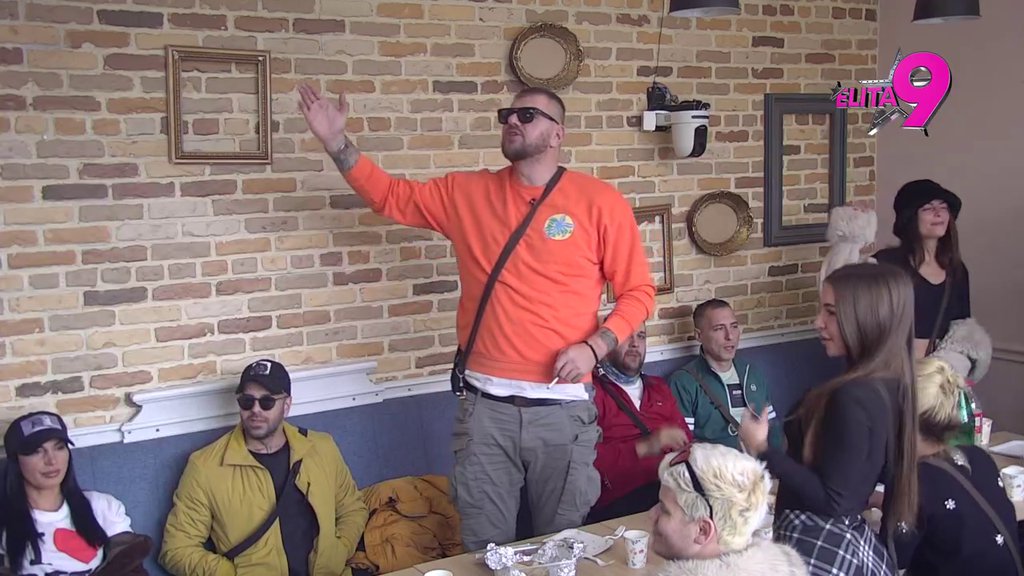 U DUŠU GA GAĐA! Janjuš naručio pesmu, raširio ruke i zapevao iz sveg glasa! (VIDEO)