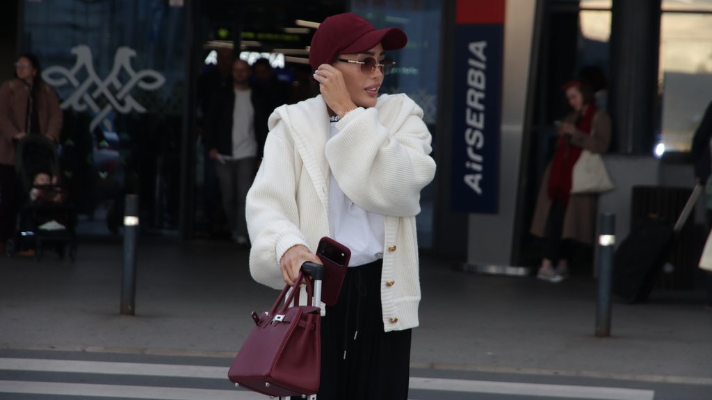 PINK.RS PAPARACO! Ana Korać uhvaćena na aerodromu u skroz opuštenom izdanju, gotovo NEPREPOZNATLJIVA, a svi se pitaju ko je muškarac koji je došao po nju (FOTO)