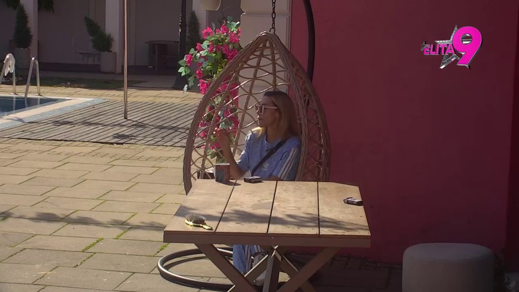 Držiš lavore dok spavaš, prokišnjava ti stan! Aneli raspalila žestoko po Ivanu, on joj odbrusio: Nora ti se kupala u hladnoći! (VIDEO)