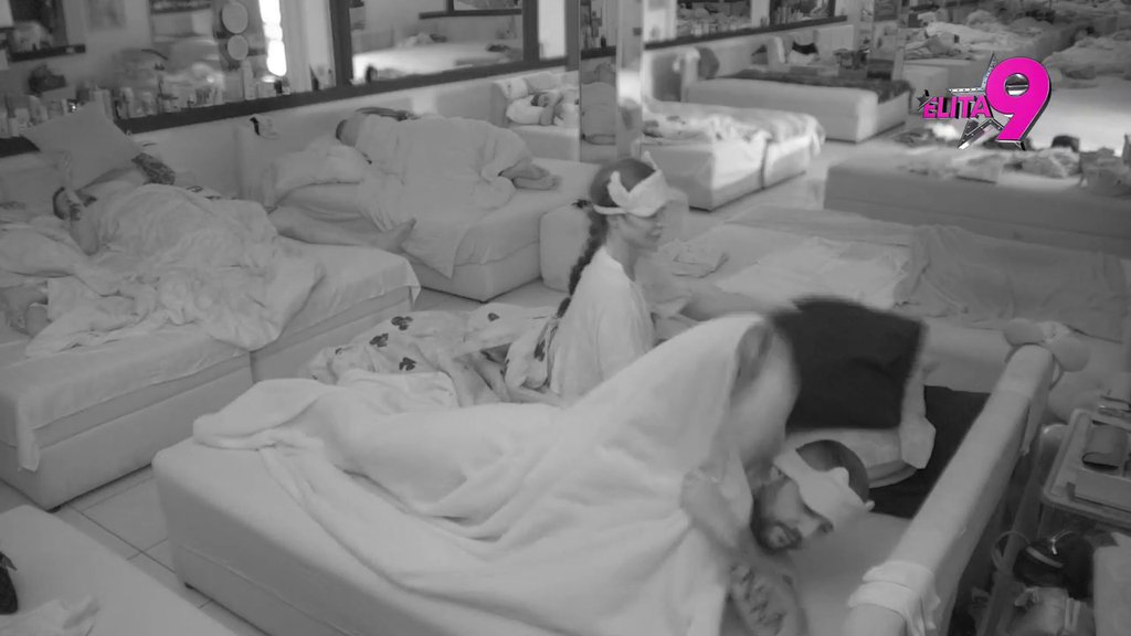Drama u cik zore! Asmin pogazio svoju reč i legao s Majom u isti krevet, ona mu oduzela jastuke (VIDEO)