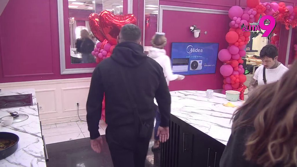 Šok prizor u Eliti: Alibaba zagrlio Aneli s leđa, takmičari ne veruju šta se dešava! (VIDEO)