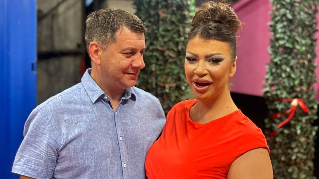 CRVENO NA RADOST! Miljana se skockala za proslavu rođendana sina Željka, pa pozirala sa Ivanom, prigrlila ga i ne pušta (FOTO)