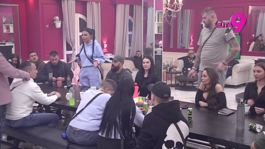 Poznat si po abortusima i što fejk praviš decu: Janjuš pogodio Anitu u centar, pa dobio žestoku povratnu, Đukić dao svoj sud: Hoće da ga menja, a svideo joj se ovakav! (VIDEO)