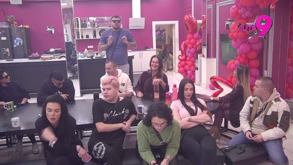 Shvatili koliko su različiti! Kačavenda i Miki ne mogu da se gledaju očima, Janjuš dao žestok sud o njihovom ljubavnom klipu: Ni na jednom klipu ona ne može da stoji na nogama! (VIDEO)