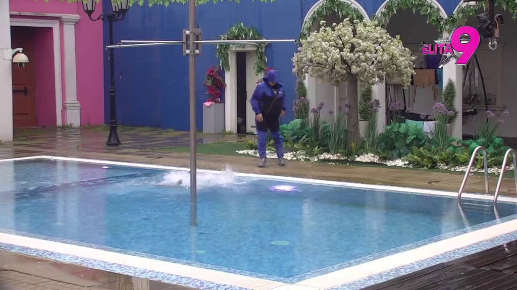 HAOS KAKAV SE NE PAMTI! Bebica ubacio advokaticu u bazen, ona zapenila! (VIDEO)