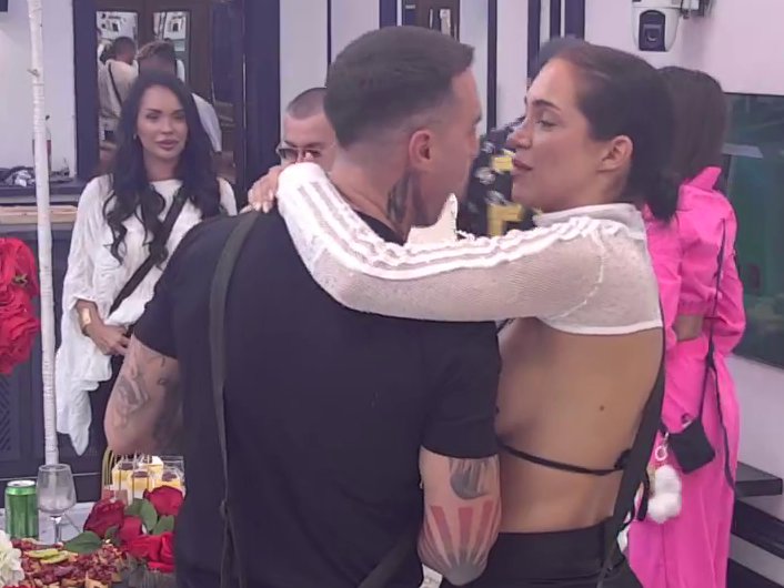 Dogovor je pao: Mateja i Laura žele vrelu akciju i treba im pomoć robota Toše, jedna učesnica ih ne skida s nišana! (VIDEO)