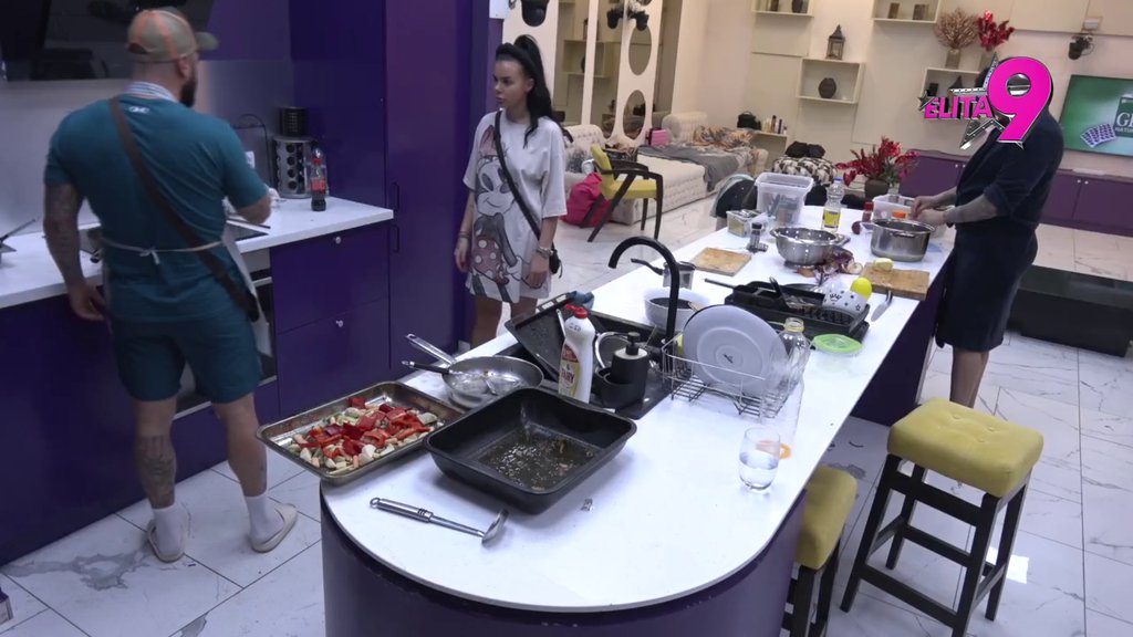 Bora Santana video golu Anitu! Luka istog momemnta doživeo pomračenje i zapretio devojci: Još jednom se desi kupaćeš se napolju! (VIDEO)