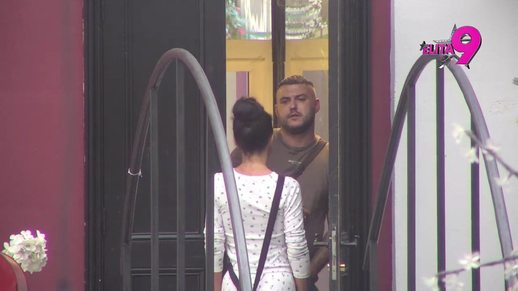 GLEDAM TE, KAO DA SE ZNAMO: Asmin i Stanija se susreli kod vrata, osmeh odao sve (VIDEO)
