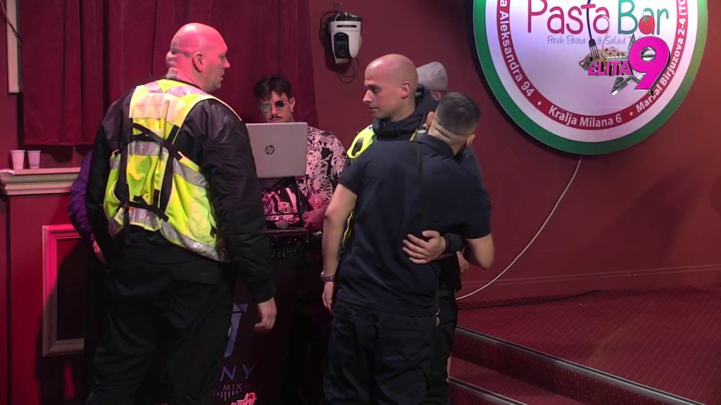 Obezbeđenje ponovo pojurilo! Bebica kao brzi Gonzalez dotrčao do Teodore, pa ostao ŠOKIRAN njenim odgovorom (VIDEO)