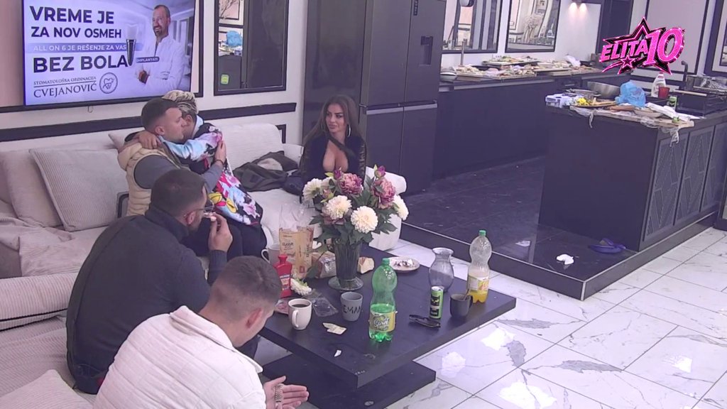 Šok prizor u Eliti: Karić zaboravio na sve sukobe s Urošem i utešio ga! (VIDEO)