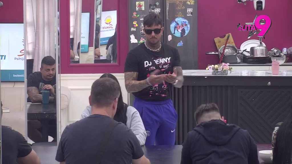 Đukić se upetljao kao PILE U KUČINE! Tvrdi da mu odgovara kad ga Aneli vrti oko malog prsta, pa onda podigao Teodoru, ona ga presekla pitanjem o Bebici! (VIDEO)