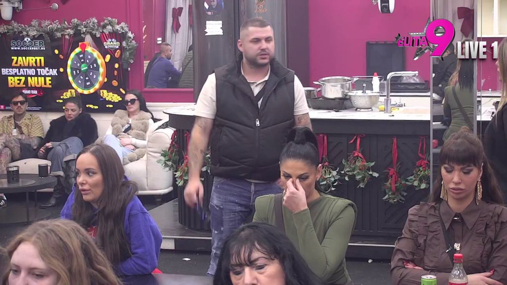 Njen život je jadan na podu bez igde ikoga: Alibaba ponovo brutalno ponizio Aneli pred svima, ona završila u suzama! (VIDEO)