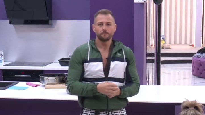 Nadam se da mi spremaš rođendan! Mahir ni ne sluti da mu je SUPRUGA SPREMILA RAZVOD, šalje joj srce i pozdrave! A onda ispljuvao Anđelu kao ZAKLETOG NEPRIJATELJA (VIDEO)