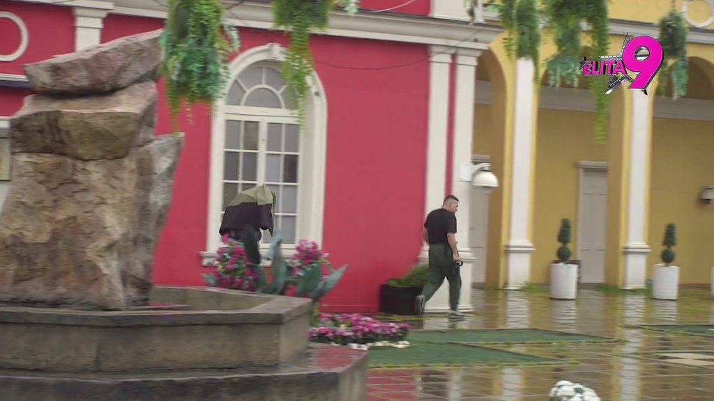 Smešna si i slatka, JA TE VOLIM! Bebica obasipa Teodoru komplimentima, ona ne može očima da ga vidi: GLE DEBILA! (VIDEO)