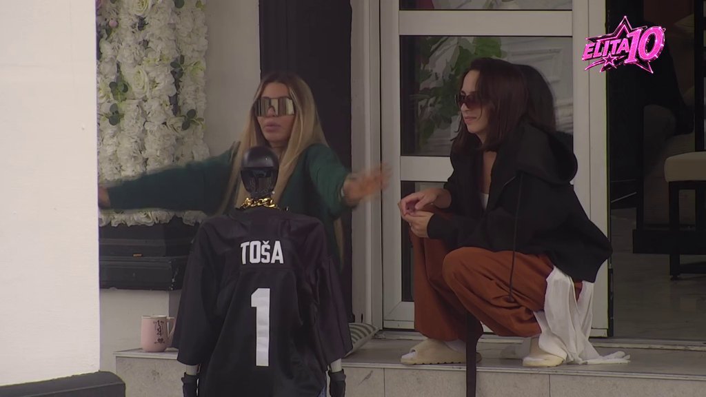 Znao je da su Đukić i Janjuš tu, pa je obletao oko mene! Aneli zamera Caru što je dvoličan, najavila TEST TOKOM ŽURKE (VIDEO)