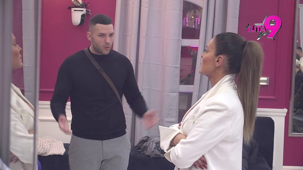 Morbidnosti kakvih nema: Kačavenda sinovima pokazivala slike Anđelovog polnog organa, pa otkrila kako je hteo da uđe u nju i vuče je za kosu! (VIDEO)