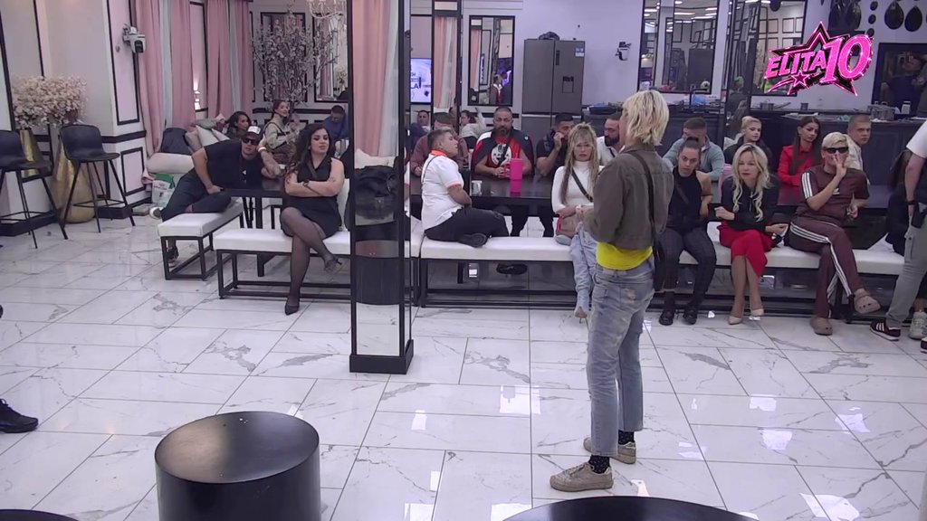 Ona je za mene posebna: Jasenka pokušala da izbalansira između Anđele i Miljane, pa dovedena pred stvršen čin! Konačno priznala da li joj je srcu draža Miljana ili Anđela! (VIDEO)