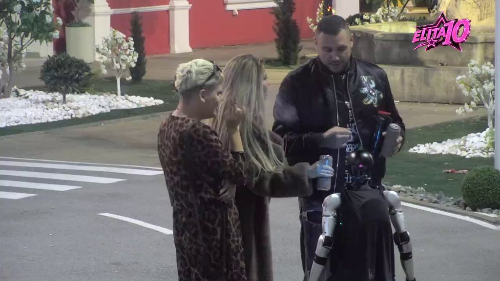 Toša se pridružuje čestitkama: Odmah čestitao Urošu i Karlu! Rijaliti roditelji zaplesali, pa zaboravili na sinove (VIDEO)