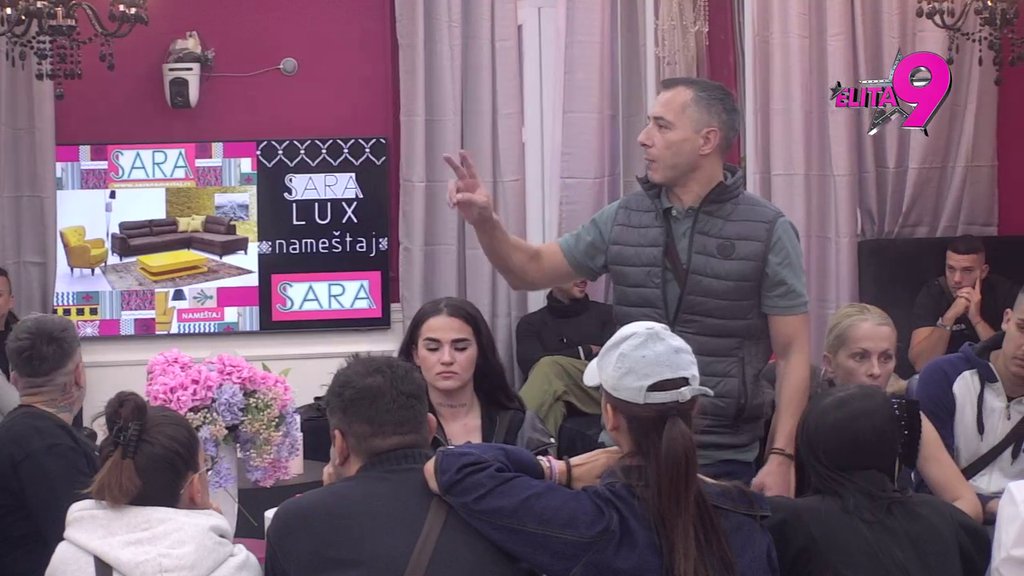 Haos na sve strane: Iva spustila loptu sa Kačavendom, pa od cimera dobila teške prozivke! Niko nije zabroavio kako ju je VREĐALA na samom početku (VIDEO)