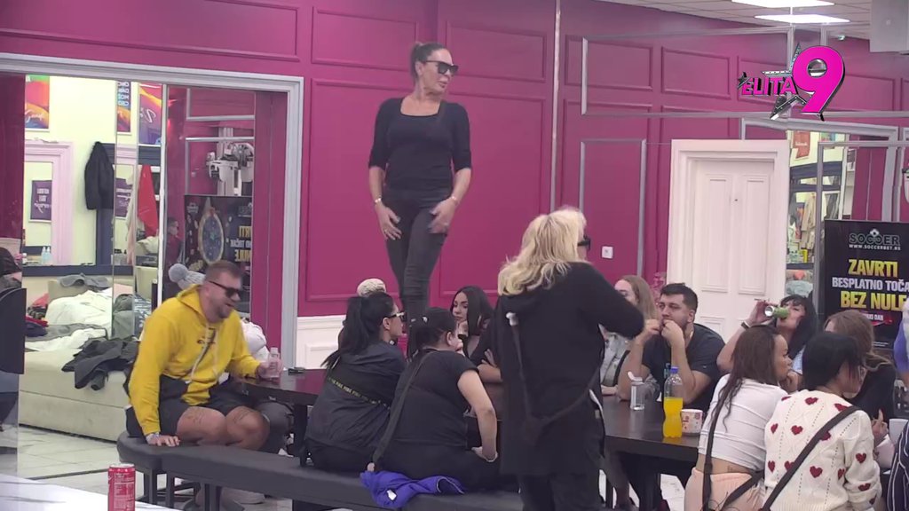 TRESE SE BELA KUĆA! Kačavenda skočila na sto, Zorica joj poručila: Olindrana kobilo! (VIDEO)