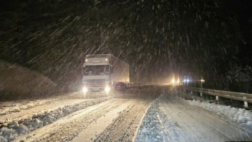 Preko Zlatibora i Tare zabranjen saobraćaj za šlepere zbog snega: Putari u drugom stepenu angažovanosti