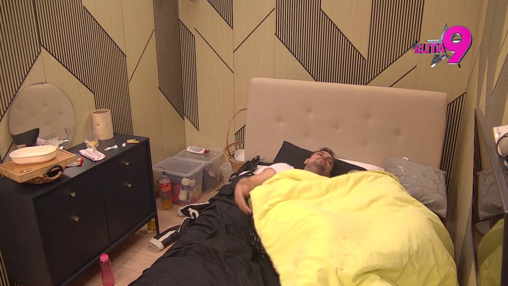 PLJUŠTE POLJUPCI! Bora i Anastasija se probudili zagrljeni, pa odmah počeli sa razmenom nežnosti! (VIDEO)