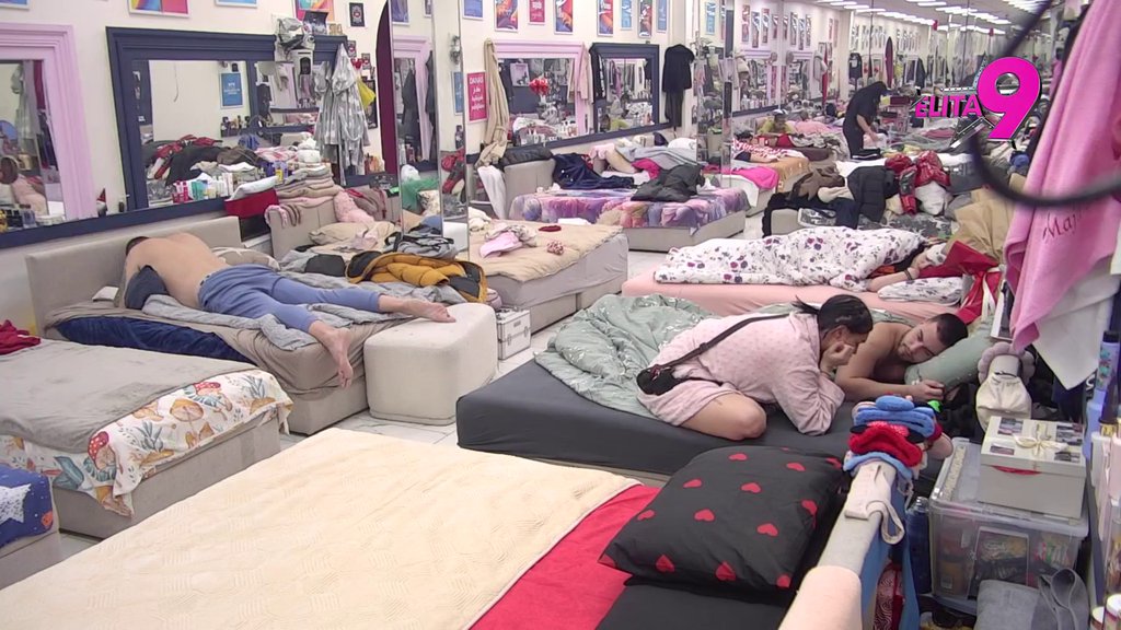 Ipak se vratila na stare staze! Mina UBEDILA Viktora da se POMIRE, pa legla pored Terze! (VIDEO)