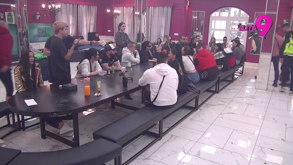 MORBIDNOSTIMA NIKAD KRAJA! Aneli ponovo UDARILA NISKO! Poručila Ivanu da će se upokojiti kao njegova majka! (VIDEO)