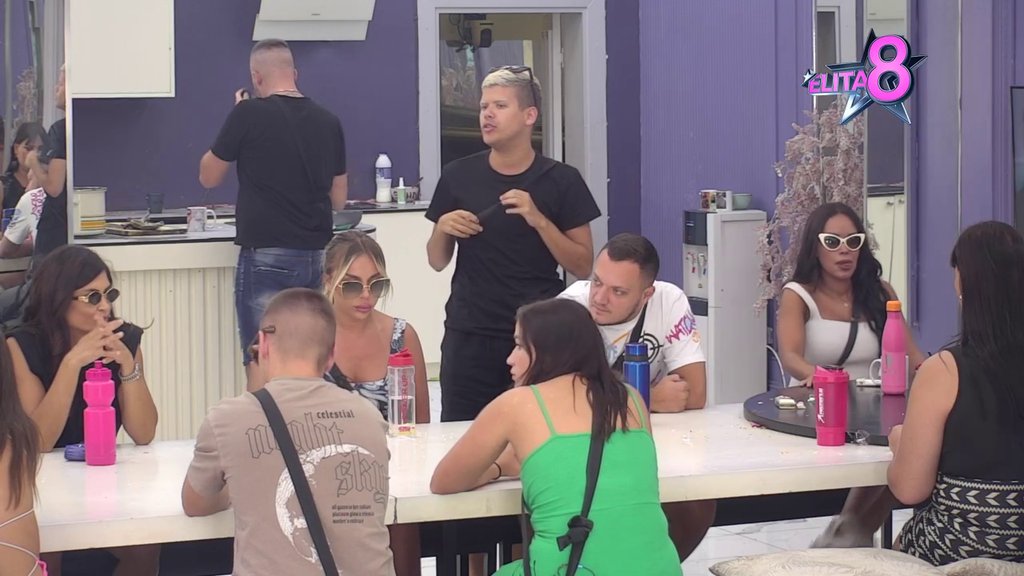 Jedna devojka neće doživeti da izađe iz očeve kuće i uda se zbog nje: Sanja demolirala Sofiju, Milovana i Poršelinu, a onda je Jelena obrisala patos s Lepim Mićom (VIDEO)