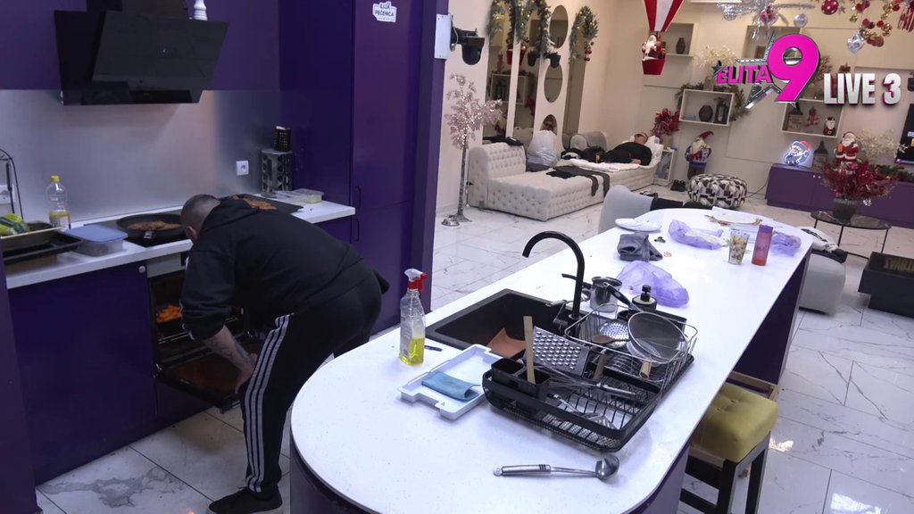 Zadao Aneli domaći zadatak: Asmin pokazao svoje veštine u kuhinji, mnoge žene bi mu pozavidele (VIDEO)