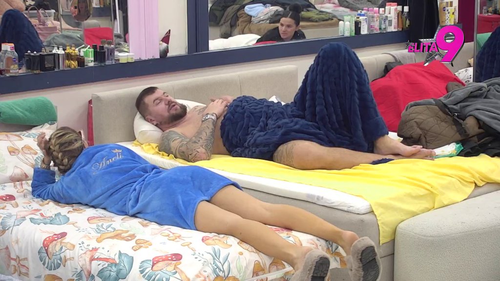 KAKO SE KOKOŠKA MOŽE DRŽATI U STANU! Urnebesan Anelin odgovor na Janjuševo pitanje o pernatim domaćim životinjama će vas nasmejati do suza! (VIDEO)