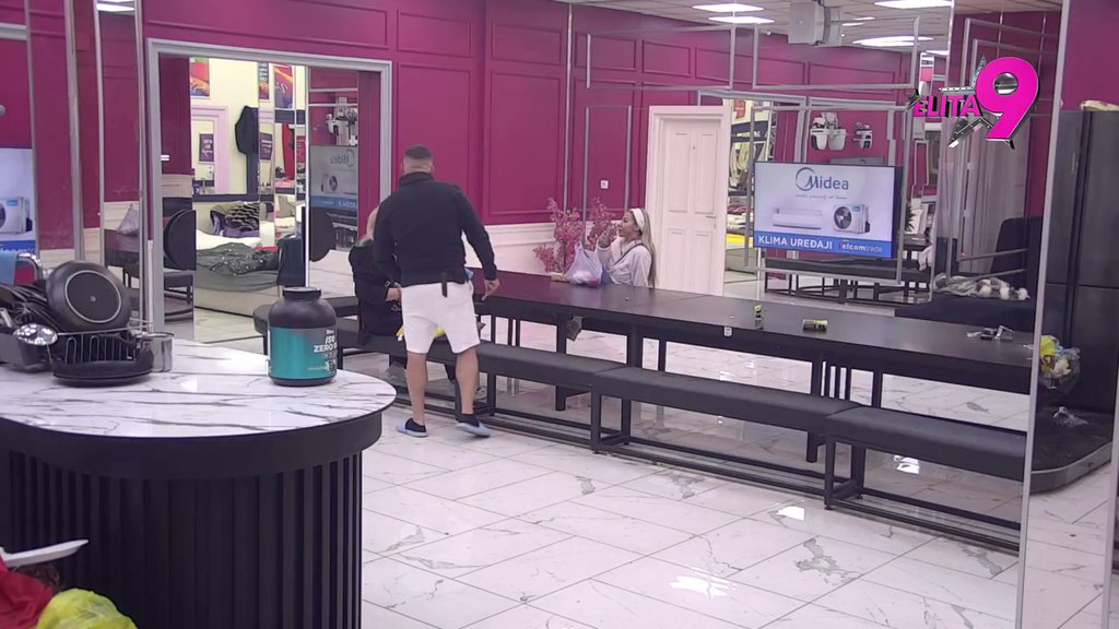 Voliš me, lud si za mnom: Nova drama Aneli i Alibabe trese Belu kuću, nikako ne mogu da nađu zajednički jezik! (VIDEO)