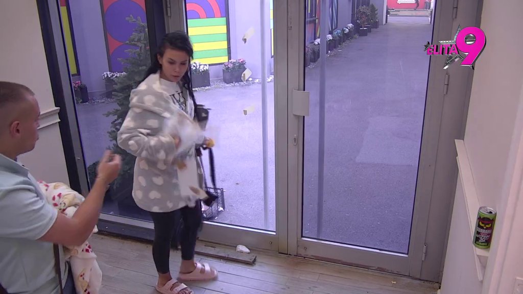 On piše, ona cepa! Anita uništila Dačine transparente, on pravi barikade: Boli vas Aneli i Filip (VIDEO)
