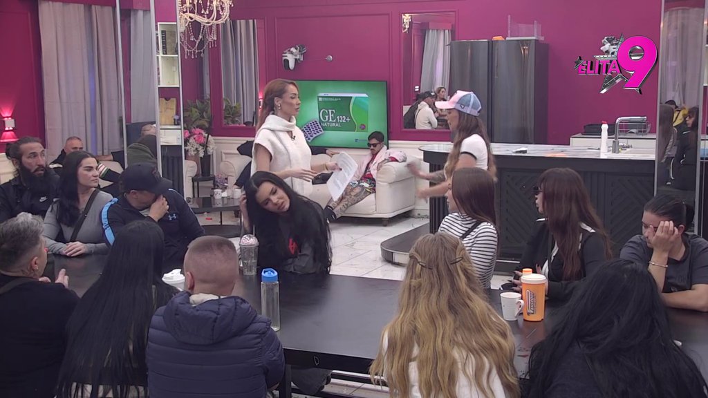 Ne znam ko je ovu Anitu doveo do prvog mesta?! Asmin zaratio sa Stanojlovićevom, ona ga oduvala, Teodora ne zna gde bije od svojih blamova (VIDEO)