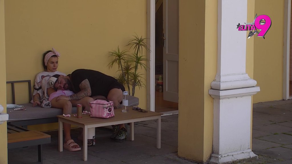 Luka mazi i ljubi Anitin trudnički stomak, pa diskutovali kog pola će biti beba (VIDEO)