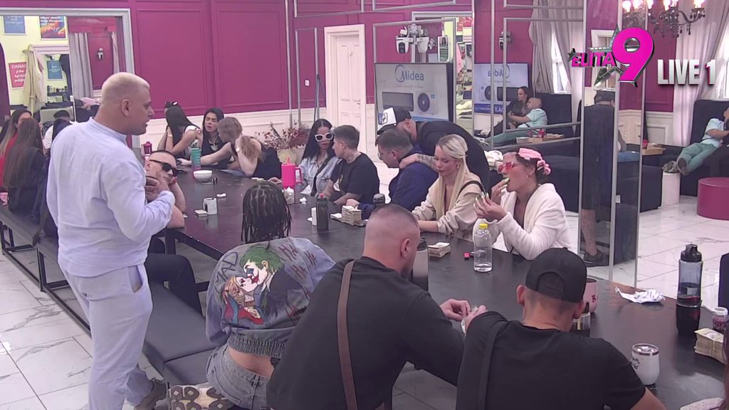 Oštećena si kao klinka, neprihvaćena u društvu! Boginja dobila mali budžet od Bore, on je ponovo bocnuo najniže! (VIDEO)