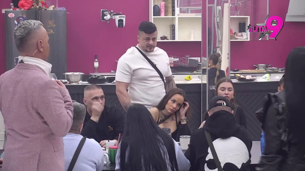 Meni ku*ve čuvaju dete: Terza ne prestaje da vređa majku svoje ćerke, urnisao Jovanu pevačicu jer misli da više voli Barbaru od njega: Bebica i ja smo gledali kako te... (VIDEO)