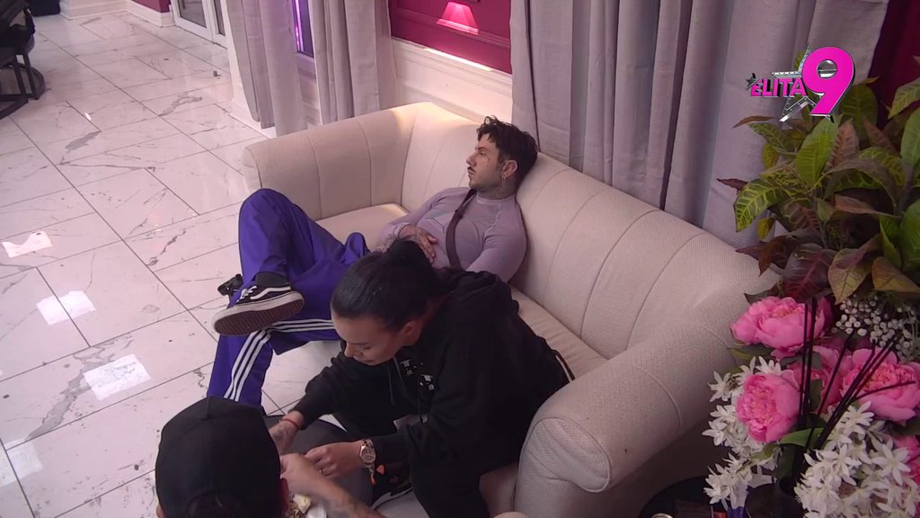 Dok mu ona puni mozak, Đukić pomno sluša Teodoru: Anita počela da provocira kao nikad, pa popila žestoko kuliranje! (VIDEO)