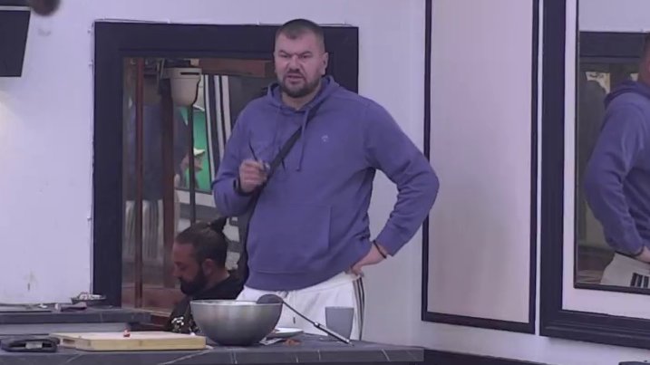 Besan kao divlja zver: Janjušu prekipelo Matejino spominjanje odnosa sa Sandrom, granice tolerancije popucale, pa mu odbrusio! (VIDEO)