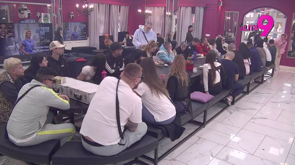 POLJUBILA PATOS! Sunčica se prosula nasred Bele kuće, svi plaču od smeha! (VIDEO)