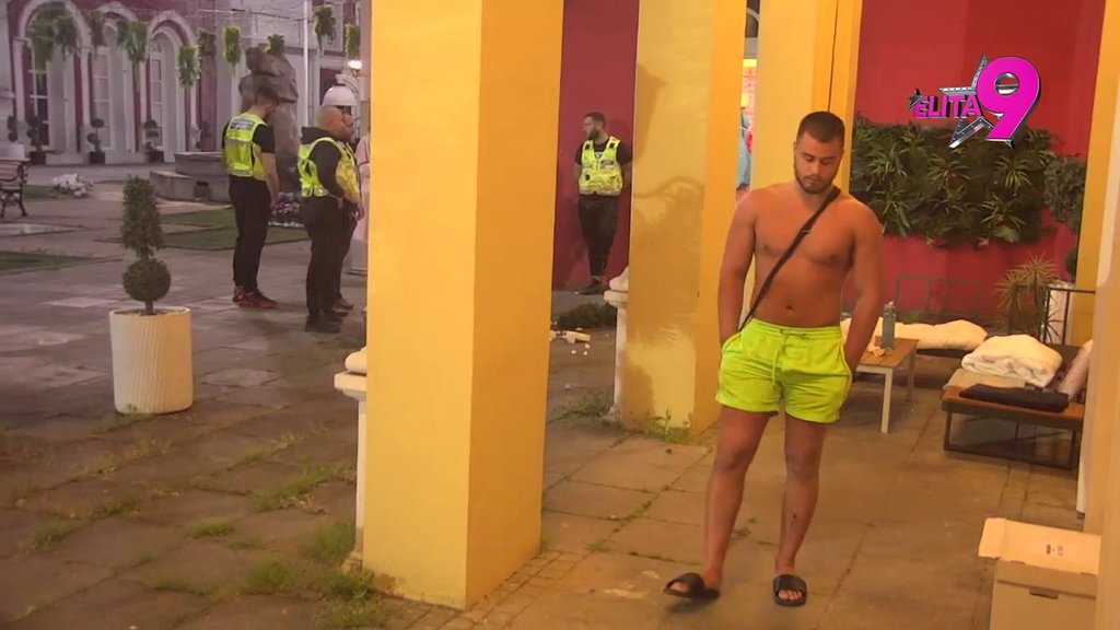 Obezbeđenje je prati u stopu! Mina ne prestaje da prati Viktora u stopu, on ne može da je se otkači (VIDEO)