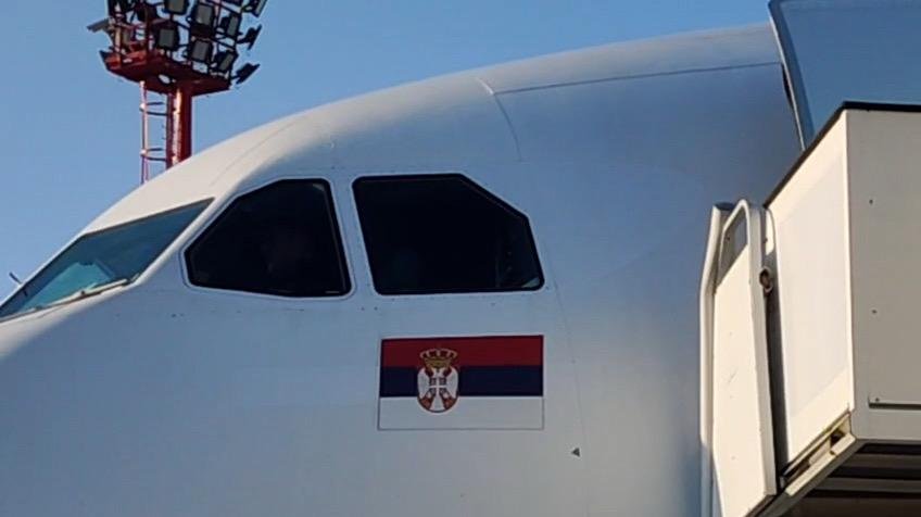 BLOKADER UGROZIO BEZBEDNOST SVIH PUTNIKA! Jeziva drama na letu Air Serbia, podivljao jer mu stjuardesa nije odgovorila ZA KOGA ĆE DA GLASA: Ja sam terorista!